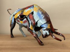 Metalen beeld "The charging Bull" - 51 cm