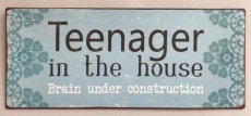 Tekstbord "Teenager in the house"